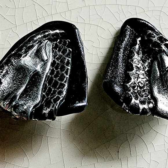 Avant-garde 1980s black and silver triangular clip on earrings - Picture 4 of 8